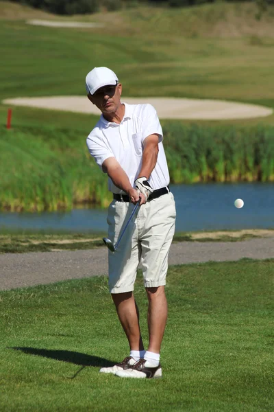 Hombre jugando al golf — Foto de Stock