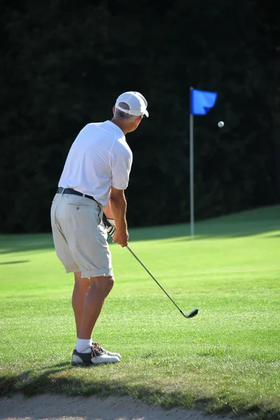 Hombre jugando al golf — Foto de Stock