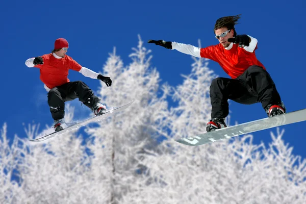 Mavi gökyüzüne atlayan snowboardcu — Stok fotoğraf