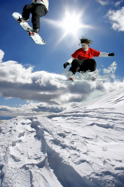 Сноубордист стрибає на блакитне небо — стокове фото