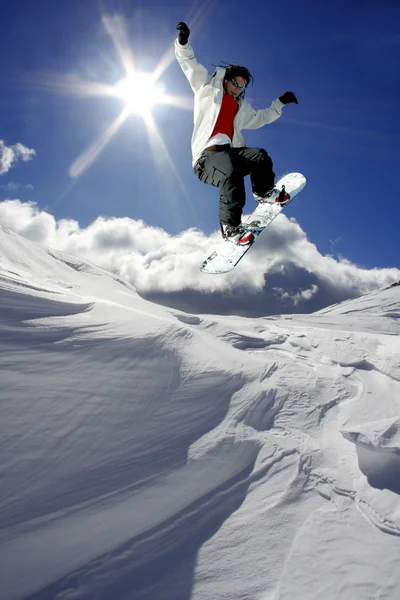 Snowboarder springt gegen blauen Himmel — Stockfoto