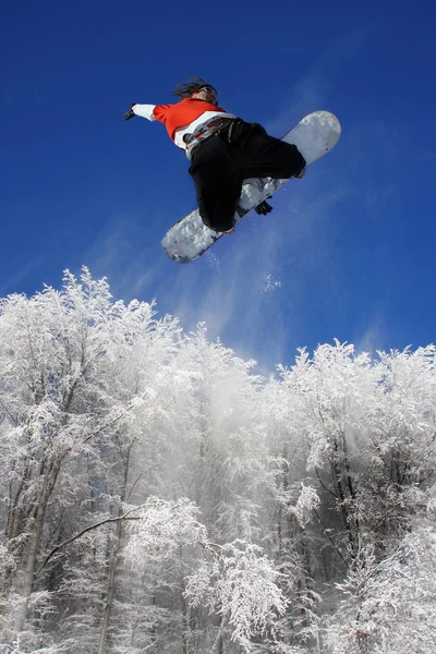 スノーボーダーの青い空を背景にジャンプ — ストック写真