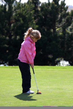 Golf oynarken sevimli küçük kız