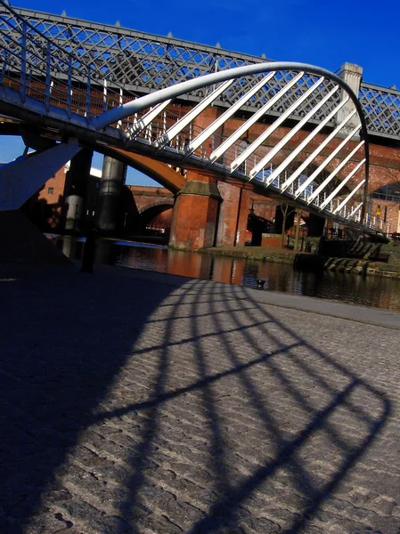 Manchester mit bahnbrücke in england — Stockfoto