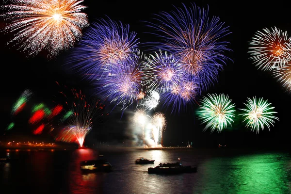 Celebração do ano novo, fogos de artifício sobre o mar — Fotografia de Stock