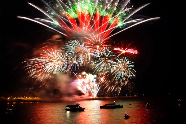 Celebração do ano novo, fogos de artifício sobre o mar — Fotografia de Stock