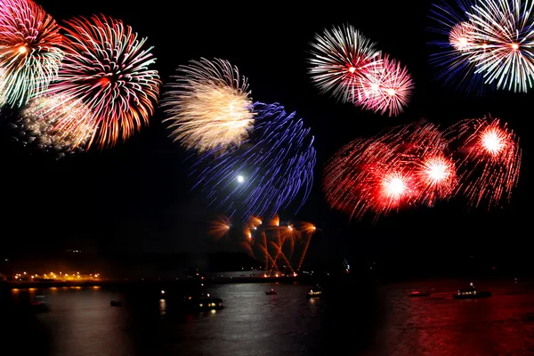 Celebración del nuevo año, fuegos artificiales sobre el mar — Foto de Stock