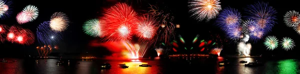Obchody nowego roku, pokaz sztucznych ogni nad morzem — Zdjęcie stockowe
