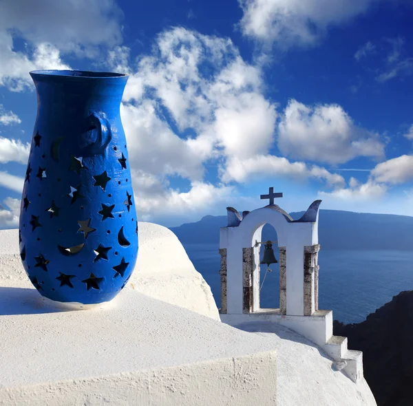Santorini eiland met kerk en blauwe vaas in Griekenland — Stockfoto