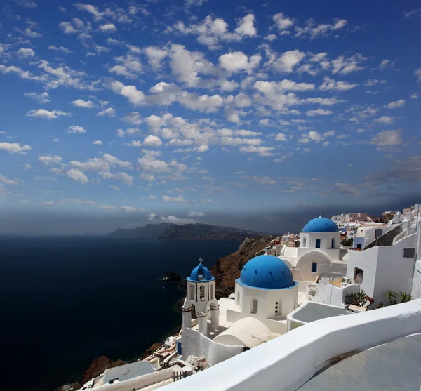 Santorini ilha com igreja e vaso azul na Grécia — Fotografia de Stock