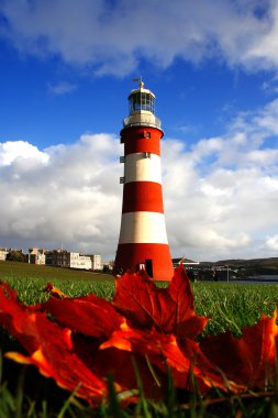 İngiltere'de Plymouth deniz feneri ile sonbahar yaprakları