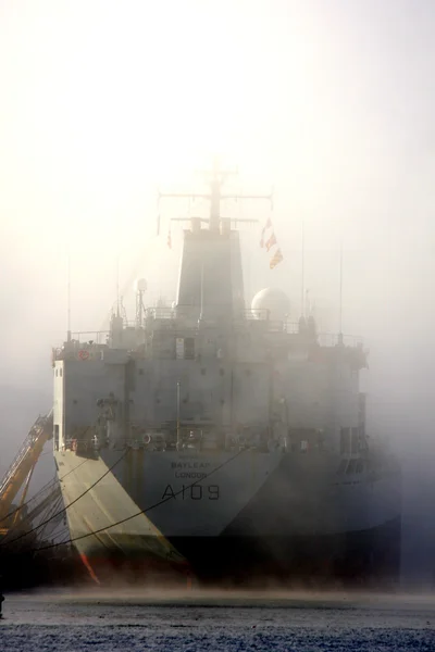 Plymouth avec navire dans le quai dans la matinée brumeuse, Angleterre — Photo