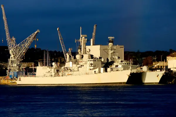 Plymouth con barco contra muelles, Inglaterra — Foto de Stock