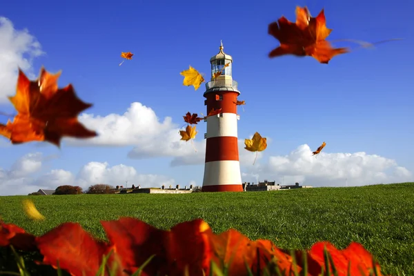 Plymouth vuurtoren met herfst bladeren in Engeland — Stockfoto