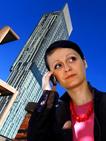 Hermosa mujer de negocios hablando por teléfono celular en la ciudad — Foto de Stock