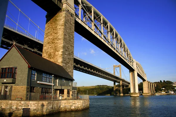 Alte Eisenbahnbrücke mit Booten in Plymouth, Großbritannien — Stockfoto