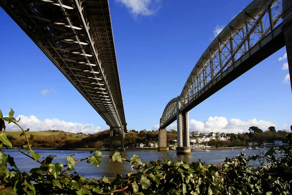 สะพานรถไฟเก่าที่มีเรือใน Plymouth, สหราชอาณาจักร — ภาพถ่ายสต็อก