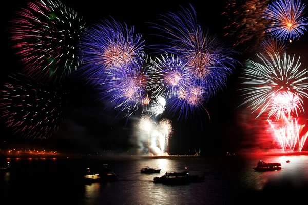 Yeni yıl, deniz üzerinde havai fişek kutlamaları — Stok fotoğraf