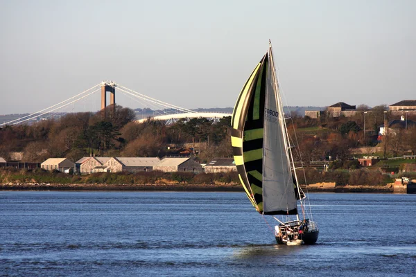 Segling runt vackra landskap, plymouth, Storbritannien — Stockfoto