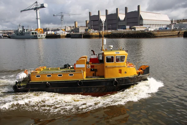 Plymouth med båten mot hamnen, england — Stockfoto