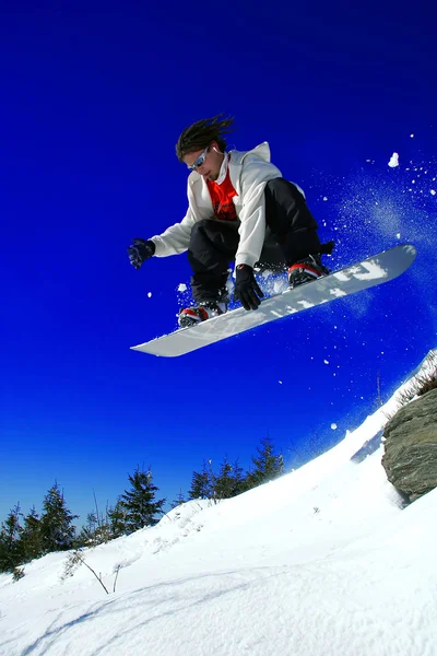 Snowboarders saltando contra o céu azul — Fotografia de Stock