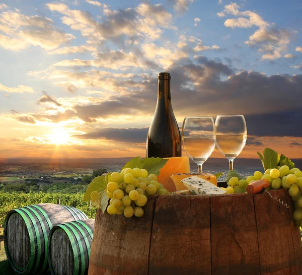 Hvitvin med tønne på vingård i Chianti, Toscana, Italia – stockfoto