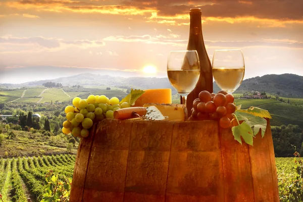 Vino blanco con barril en viñedo en Chianti, Toscana, Italia — Foto de Stock