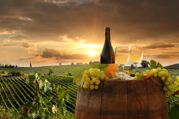 Vin blanc avec tonneau sur vignoble dans le Chianti, Toscane, Italie — Photo