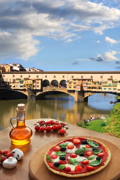Florencja z ponte vecchio i typowo włoska pizza w Toskanii, Włochy — Zdjęcie stockowe