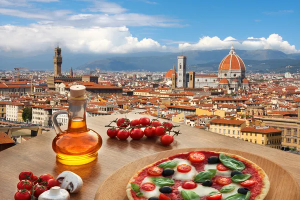 Florence with Cathedral and typical Italian pizza in Tuscany, Italy — Stock Photo, Image