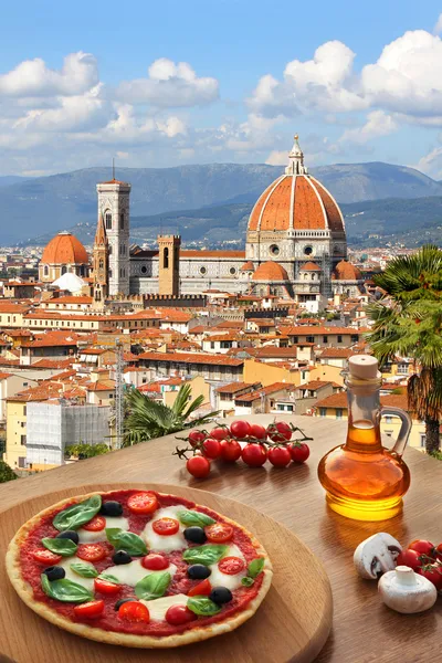 Florence with Cathedral and typical Italian pizza in Tuscany, Italy — Stock Photo, Image