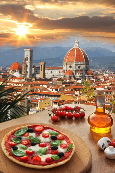 Florence with Cathedral and typical Italian pizza in Tuscany, Italy — Stock Photo, Image