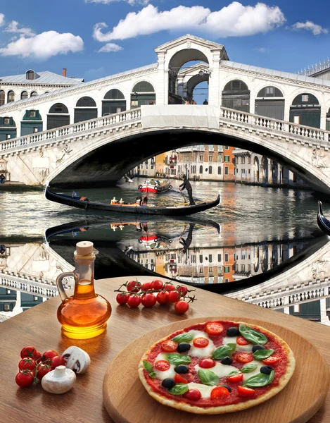 Classic Italian pizza in Venice against canal, Italy — Stock Photo, Image