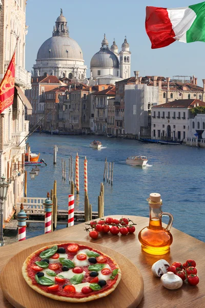 Klassieke Italiaanse pizza in Venetië tegen kanaal, Italië — Stockfoto