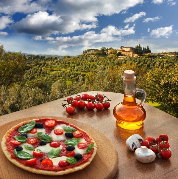 Pizza italiana en Chianti, famoso paisaje de viñedo en Italia — Foto de Stock
