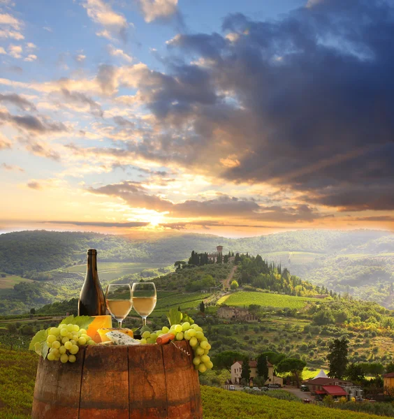 Bílé víno s sudem na vinici v Chianti, Toskánsko, Itálie — Stock fotografie