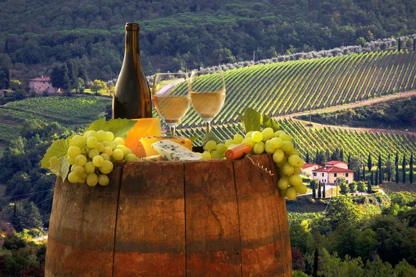 Bílé víno s sudem na vinici v Chianti, Toskánsko, Itálie — Stock fotografie