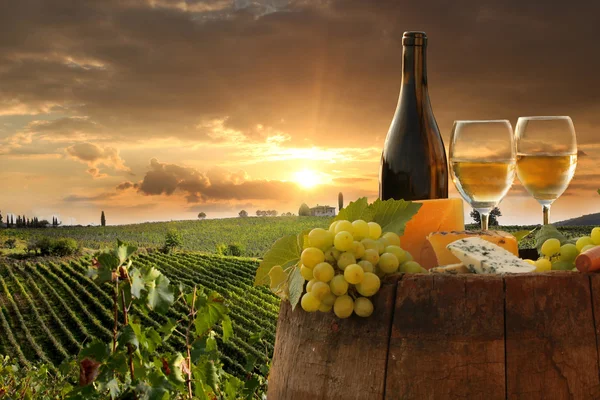Bílé víno s sudem na vinici v Chianti, Toskánsko, Itálie — Stock fotografie
