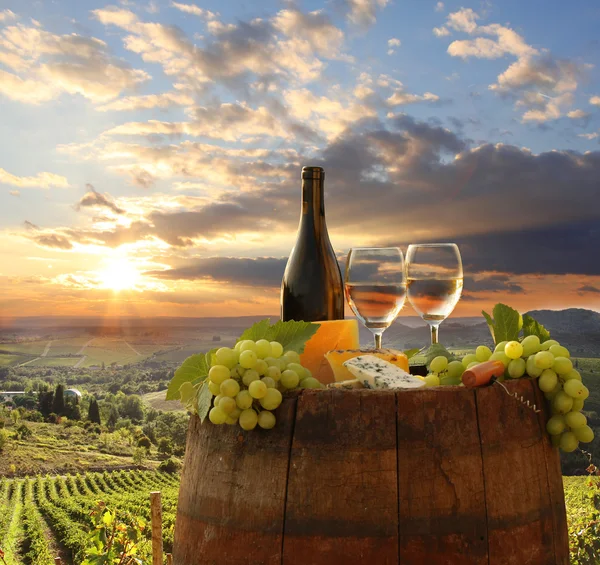 Vinho branco com barril na vinha em Chianti, Toscana, Itália — Fotografia de Stock