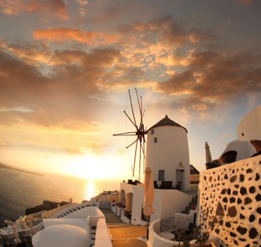 renkli günbatımı karşı fırıldak, santorini Adası Yunanistan