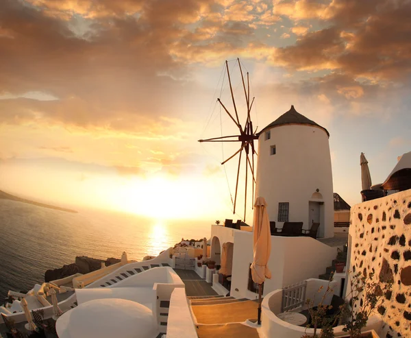 Vindmølle mot fargerik solnedgang på Santorini Island i Hellas – stockfoto