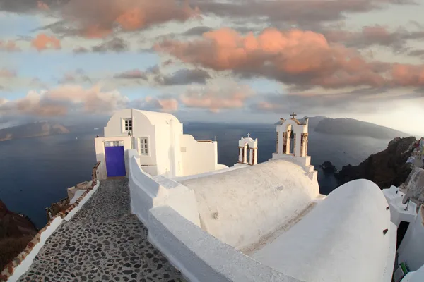Удивительный Санторини с церквями и видом на море в Греции — стоковое фото