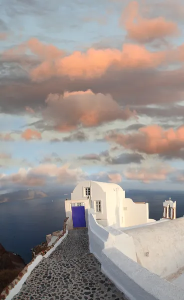 Verbazingwekkende santorini met kerken en uitzicht op zee in Griekenland — Stockfoto