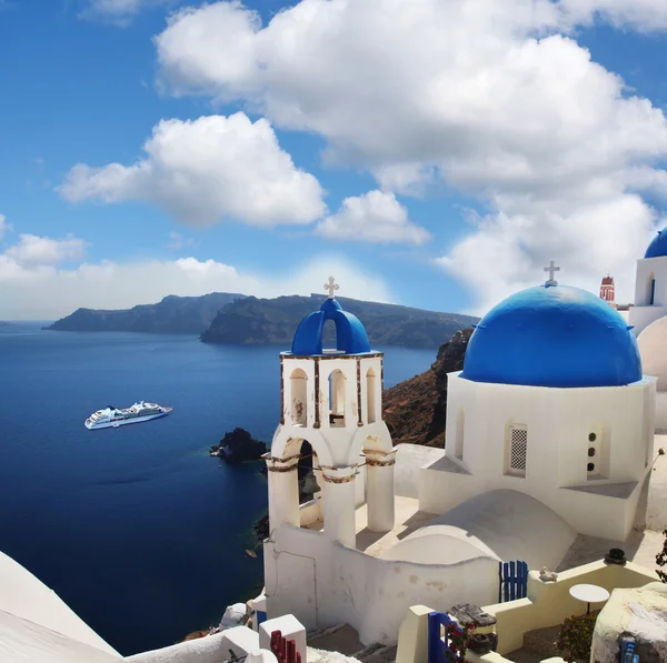 Verbazingwekkende santorini met kerken en uitzicht op zee in Griekenland — Stockfoto