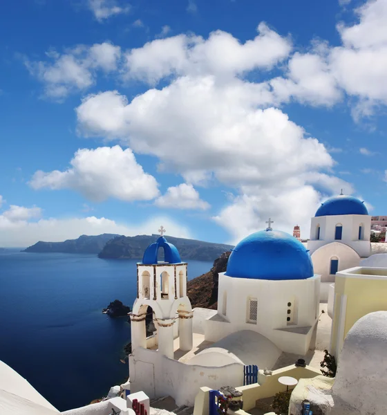 教会およびギリシャの海の景色を持つ驚くべきサントリーニ — ストック写真