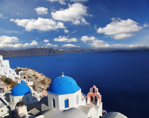 Úžasné santorini s církví a s výhledem na moře v Řecku — Stock fotografie