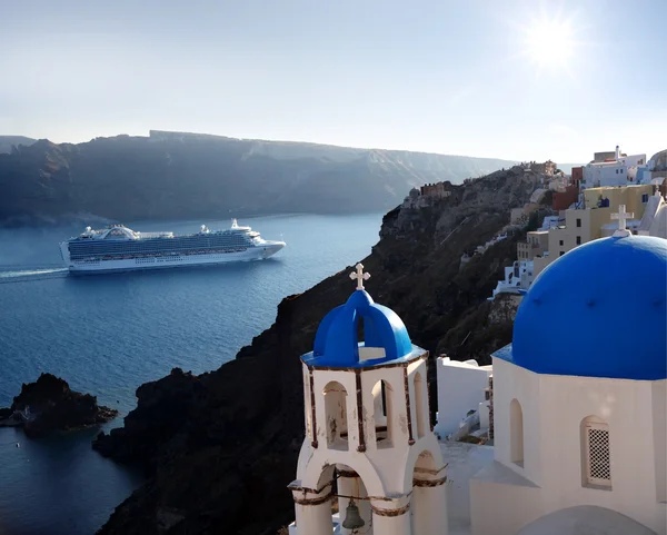 Csodálatos Santorini, az egyházakkal és a tengerre néző, Görögország — Stock Fotó