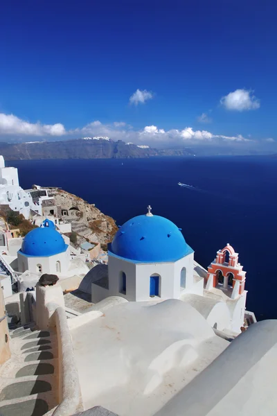 Increíble Santorini con iglesias y vistas al mar en Grecia — Foto de Stock