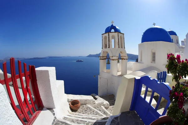 Increíble Santorini con iglesias y vistas al mar en Grecia — Foto de Stock