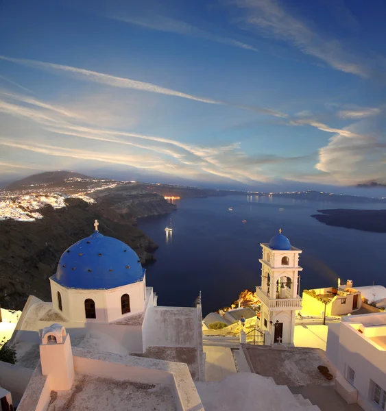 Increíble Santorini con iglesias y vistas al mar en Grecia —  Fotos de Stock